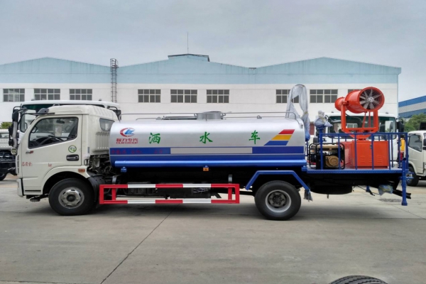 東風(fēng)大多利卡霧炮車(8噸、30-40米噴霧機(jī))圖片